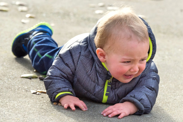 公园里哭闹的婴儿图片下载