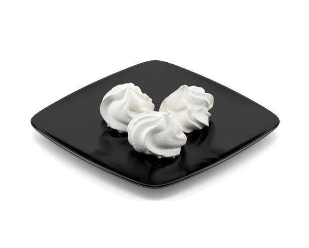 蛋白饼在黑色盘子上孤立在白色背景上图片下载