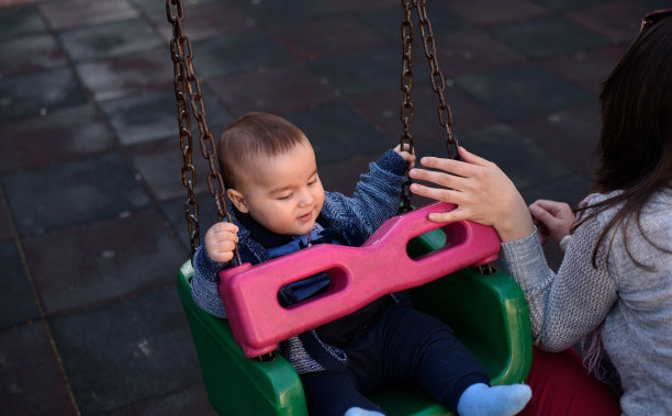 妈妈和小男孩在公园里玩图片下载