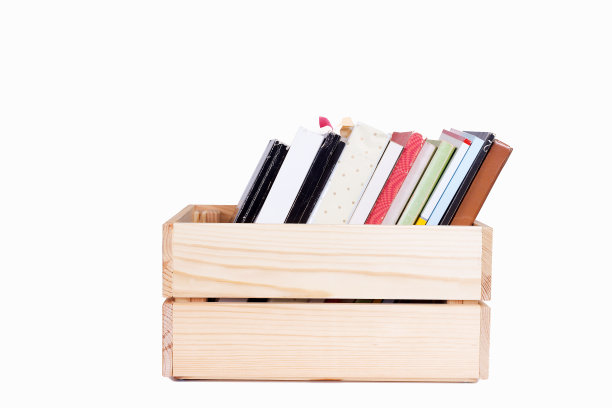 白色背景的木箱里的书图片下载