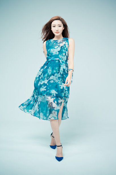 穿着裙子的活泼的女孩图片下载