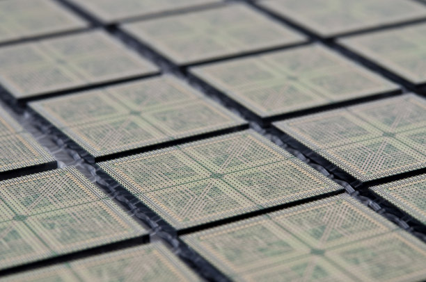 在芯片载体上锯和碰撞微芯片。图片下载