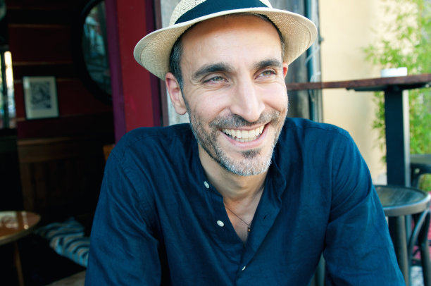 一个英俊的微笑中年男子的肖像图片下载