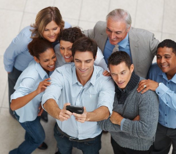 各种各样的商务人士摆姿势自拍图片下载