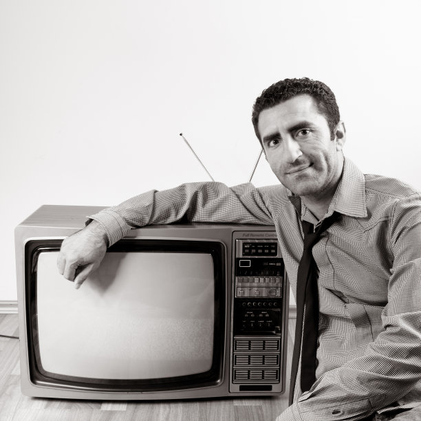 坐在电视旁的成年人图片下载