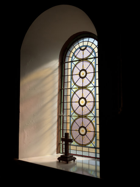 彩色玻璃窗钉十字架图片下载