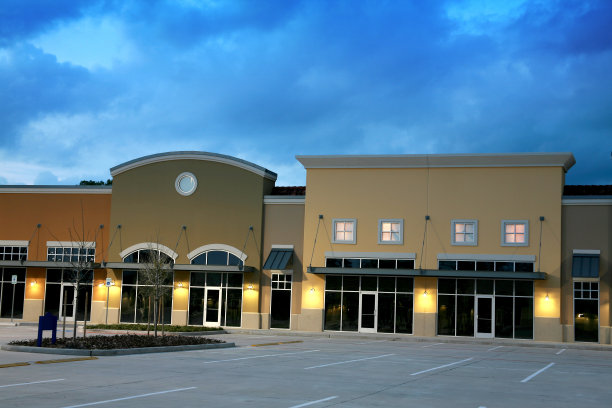 空荡荡的新建购物中心，商业街。黄昏。零售。停车场。图片下载