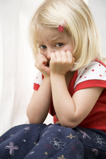 悲伤的三岁图片下载