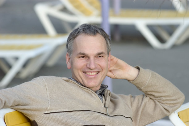 男人坐在海滩上图片下载