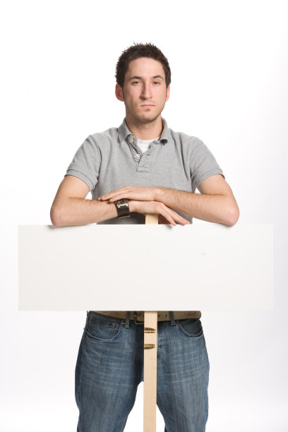 一个年轻人举着一个牌子图片下载