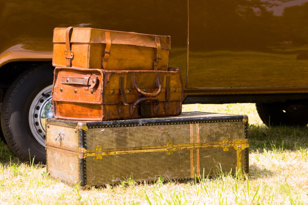 货车前的旧行李箱图片下载
