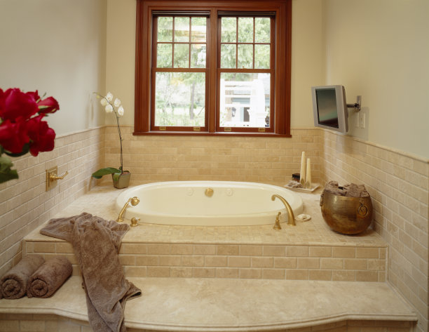 浴室里的大瓷砖浴缸图片下载