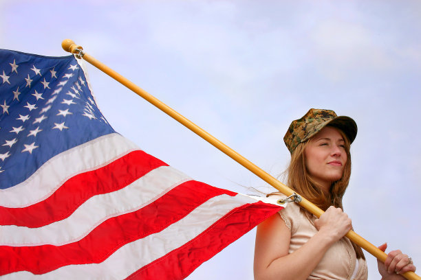 年轻女人手持美国国旗图片下载