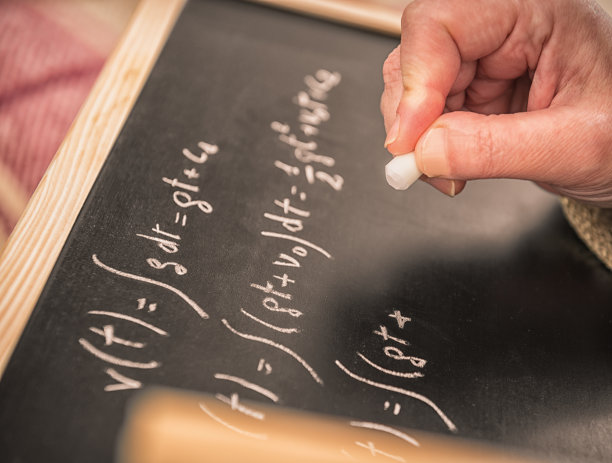 数学老师在黑板上写字图片下载