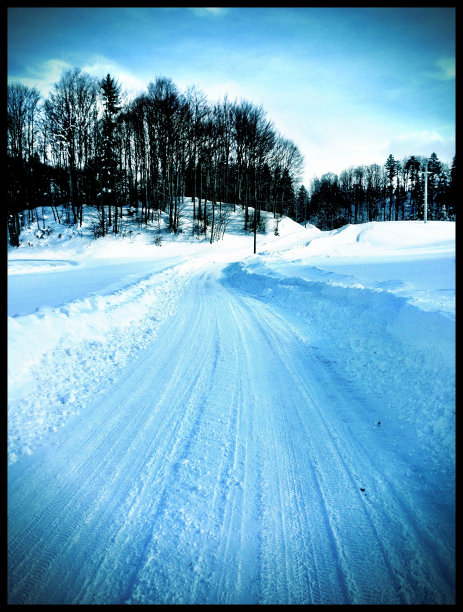 欧洲斯洛文尼亚下雪的乡村公路图片下载