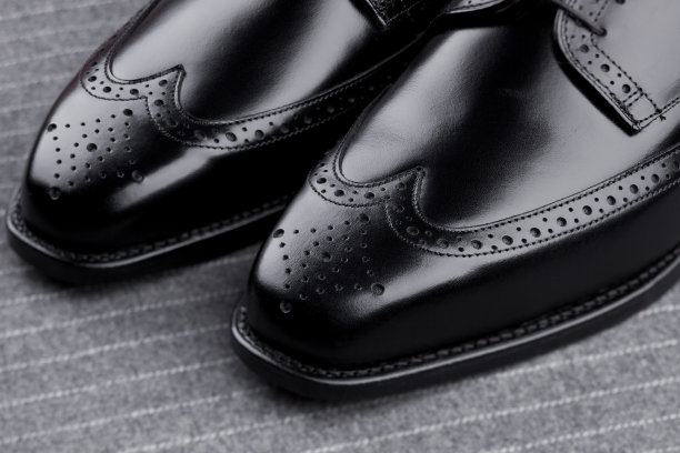 一双擦得锃亮的黑色男鞋图片下载