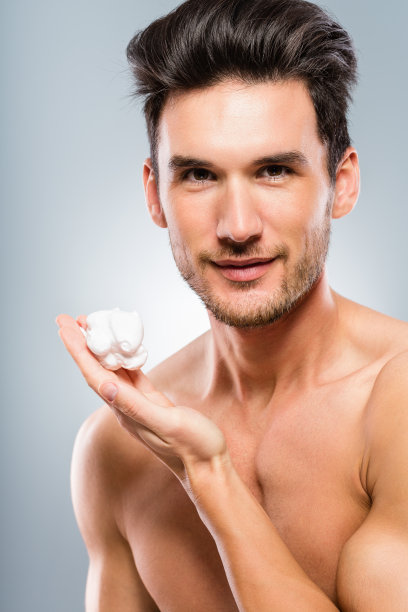 手持剃须膏的男子图片下载