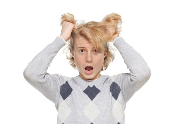 沮丧的少年拉头发图片下载