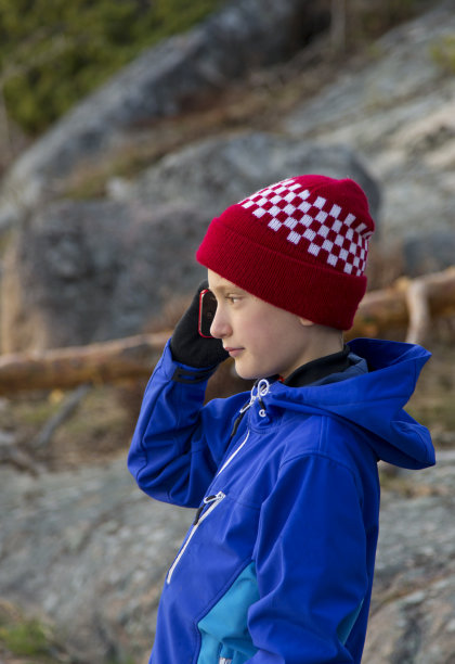 小男孩专心地听着手机。图片下载