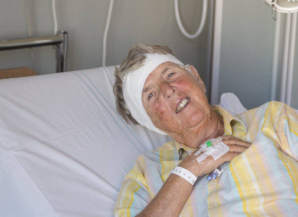 老年妇女，耳朵手术后用大绷带图片下载