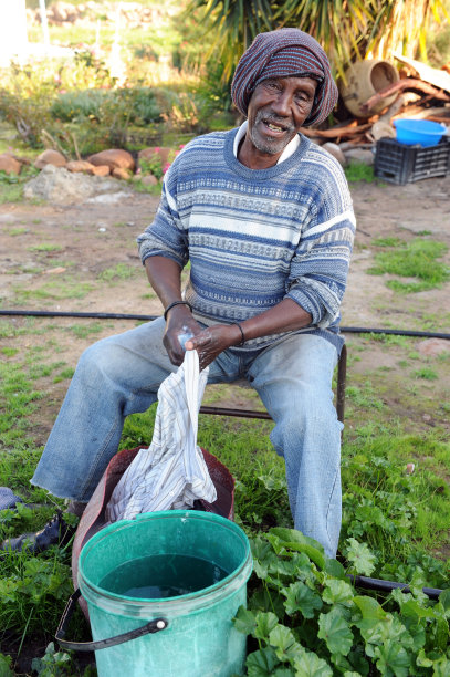 半瞎的老人，正在洗衣服。图片下载