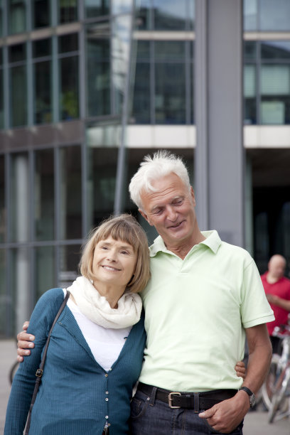 一对老年夫妇手挽着手走着图片下载