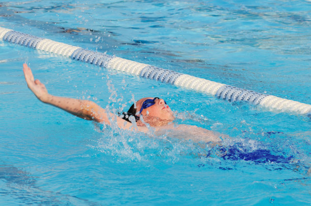 少年男子儿童运动员在游泳池仰泳游泳图片下载