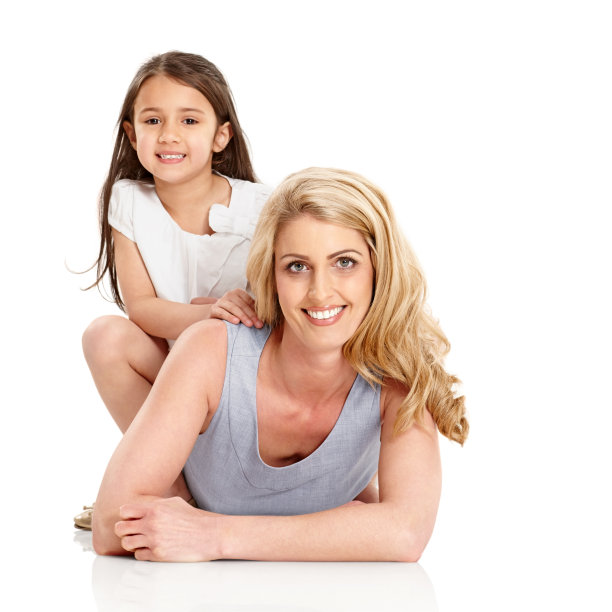 一位美丽的年轻女子和她的女儿躺在地板上图片下载