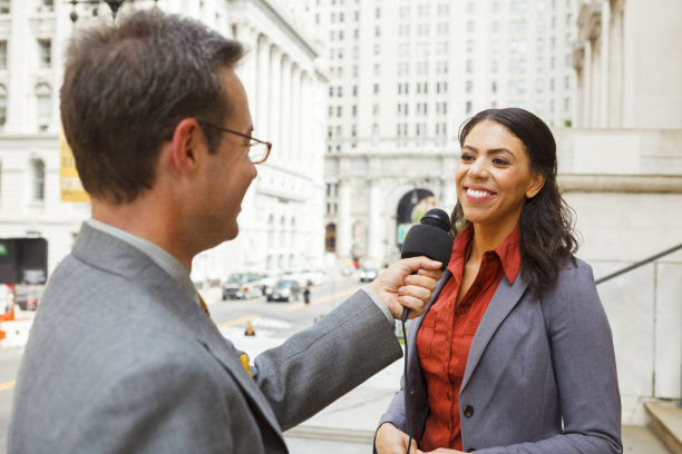 男人采访女人图片下载