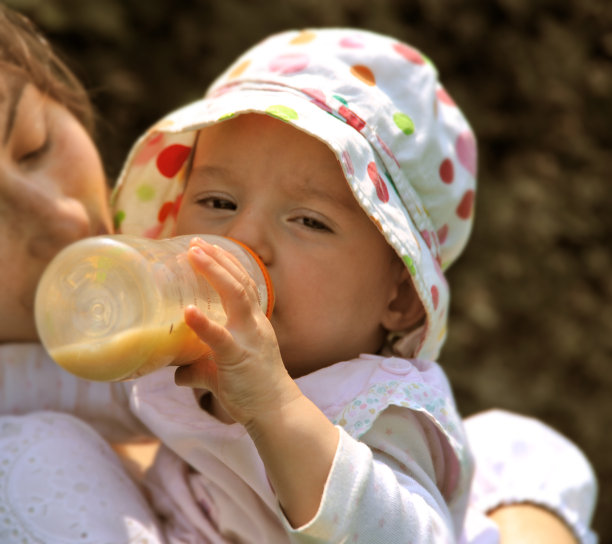 婴儿喝图片下载