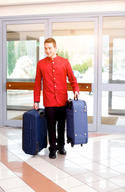 旅馆服务员拿着行李图片下载