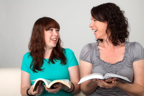 母亲和女儿阅读图片下载