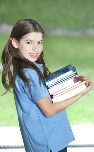 女孩回学校了。图片下载
