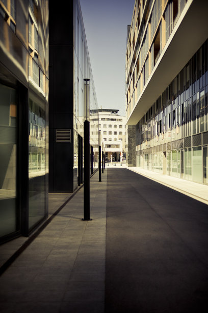 日落时分，空荡荡的街道上矗立着办公楼图片下载