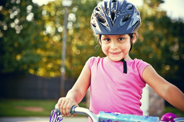 小女孩和她的自行车图片下载
