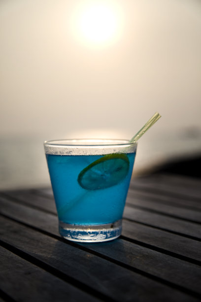 鸡尾酒在日落时分图片下载