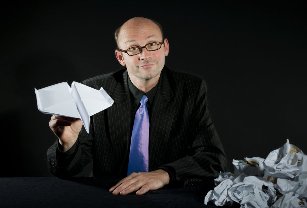 商人在玩纸飞机图片下载
