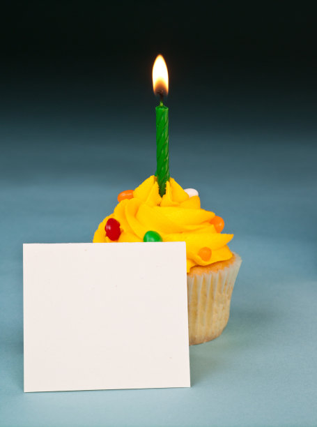 带空白卡片的生日纸杯蛋糕图片下载