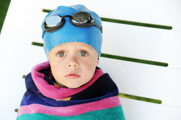 小的游泳运动员图片下载