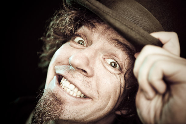 戴大礼帽咧嘴笑的男人图片下载