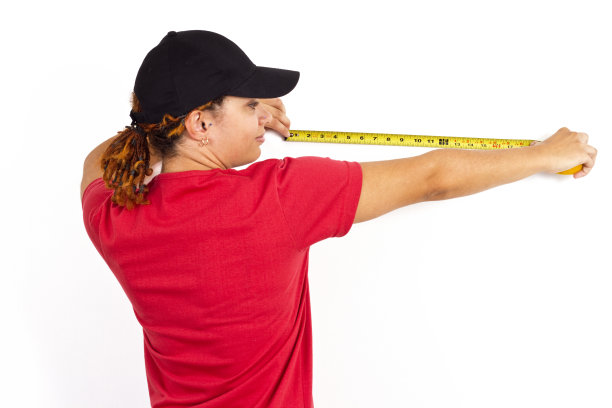 拿着卷尺的年轻女子图片下载