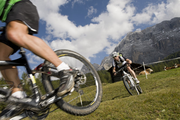 骑山地摩托车的人正在翻山越岭图片下载