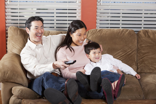 一家人坐在沙发上看电视图片下载