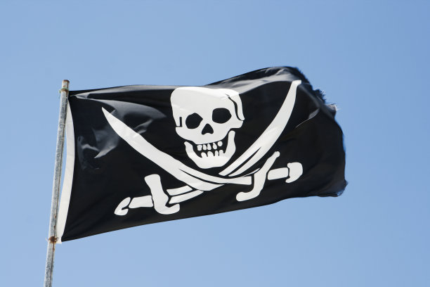黑白海盗旗，海盗旗对抗蓝天图片下载