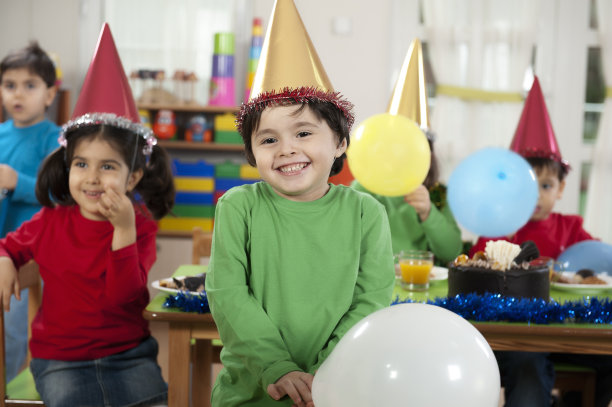 方的孩子图片下载