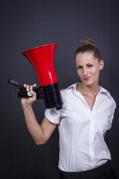 带着红色扩音器的女商人图片下载