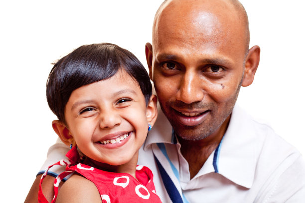 快乐的印第安父亲和他的小女儿被隔离在白人图片下载