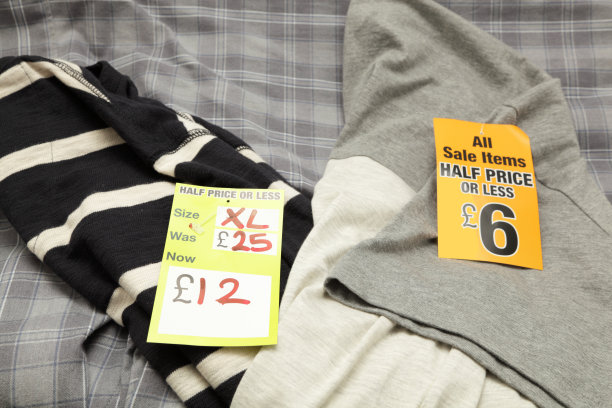 有销售标签的衣服，t恤和上衣图片下载