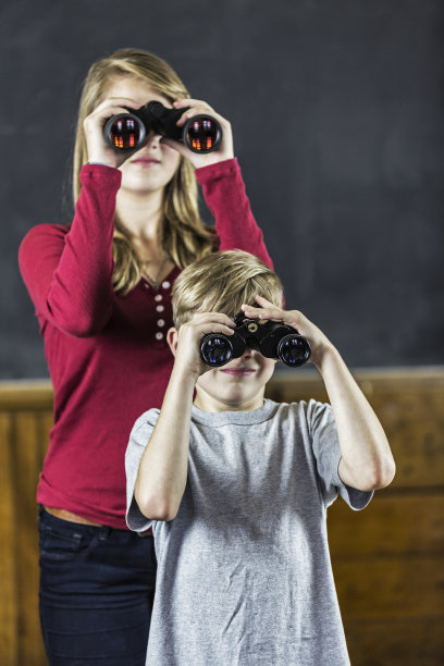 学生在教室里用望远镜看东西图片下载