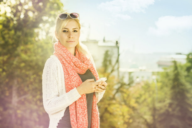 年轻的女孩发短信图片下载